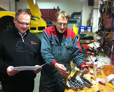 Mens Christian Jensen checker tegningerne fra Peugeot Sport, sørger chefmekaniker Ernst Bisgaard bl.a. for, at pedalerne til den nye Peugeot Sport 207 Super 2000 bliver samlet rigtigt.